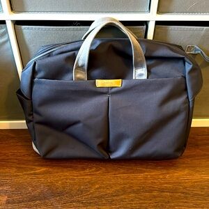 Bellroy Tokyo Work Bag
Great messenger bag to and from the office/cafes.
